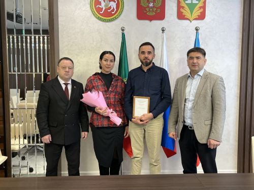 Кукмарада яшь гаиләгә торак шартларын яхшырту өчен сертификат тапшырылды