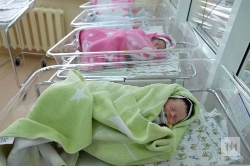 Татарстанда 2026 елда яңа туган балалы гаиләләргә 244 бүләк җыелмасы бирелгән