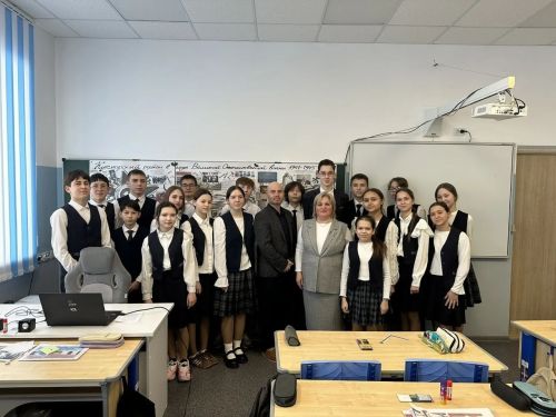 «Фидакарь хезмәт һәм хәрби батырлык белән Ватанны данлыйбыз»: Кукмара күппрофильле лицеенда парламент дәресе үтте