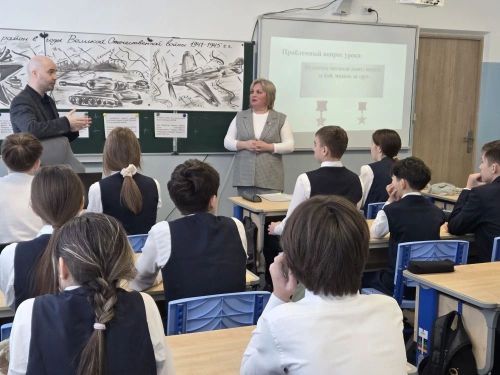 «Фидакарь хезмәт һәм хәрби батырлык белән Ватанны данлыйбыз»: Кукмара күппрофильле лицеенда парламент дәресе үтте