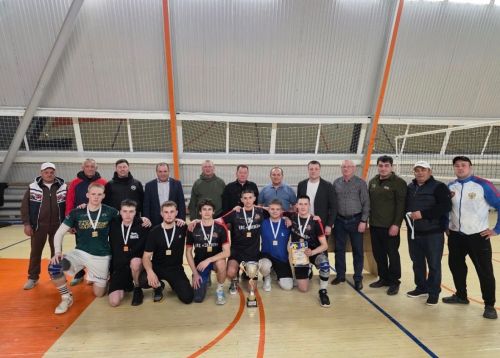 Спортивная память и борьба за победу: В Кукморском районе прошёл волейбольный турнир