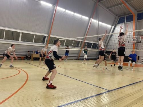 Спортивная память и борьба за победу: В Кукморском районе прошёл волейбольный турнир