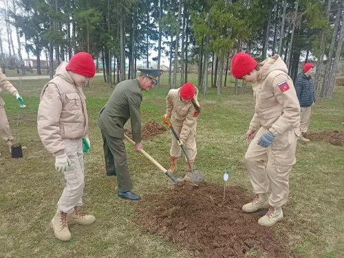 Кукмарада Чернобыль геройлары истәлегенә алмагач үсентеләре утырттылар