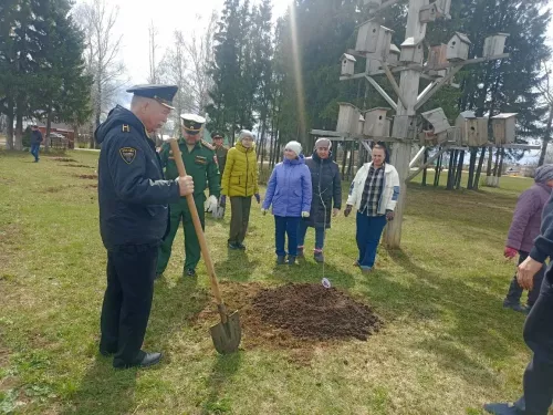 Кукмарада Чернобыль геройлары истәлегенә алмагач үсентеләре утырттылар