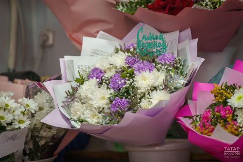 «Минем әни чәчәк ярата»: Бүләк сайлаган зур йөрәкле сабый турында