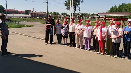 В Кукморе прошло мероприятие ко Дню пионерии с участием любителей скандинавской ходьбы