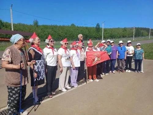 В Кукморе прошло мероприятие ко Дню пионерии с участием любителей скандинавской ходьбы