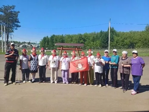 В Кукморе прошло мероприятие ко Дню пионерии с участием любителей скандинавской ходьбы