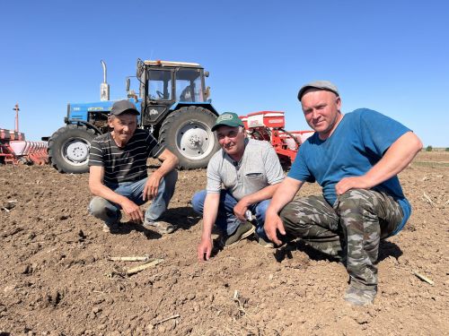 Опыт и труд: в Кукморском районе успешно продолжаются весенние полевые работы