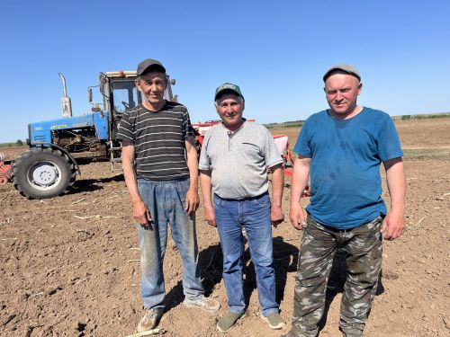 Опыт и труд: в Кукморском районе успешно продолжаются весенние полевые работы
