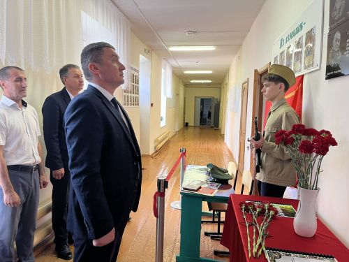 Батырларны көрәш тудыра: Мәчкәрә мәктәбендә мемориаль такта ачылды, Герой партасы куелды