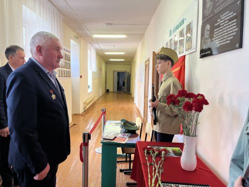 Батырларны көрәш тудыра: Мәчкәрә мәктәбендә мемориаль такта ачылды, Герой партасы куелды