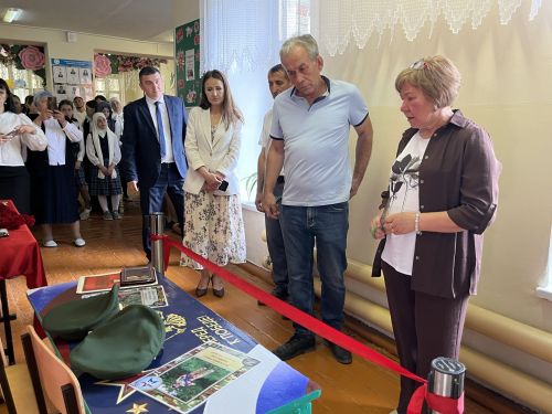 Батырларны көрәш тудыра: Мәчкәрә мәктәбендә мемориаль такта ачылды, Герой партасы куелды