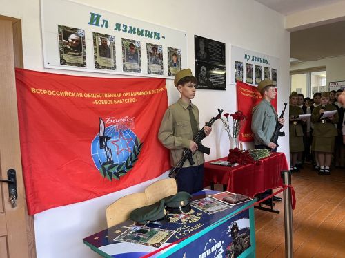 Батырларны көрәш тудыра: Мәчкәрә мәктәбендә мемориаль такта ачылды, Герой партасы куелды