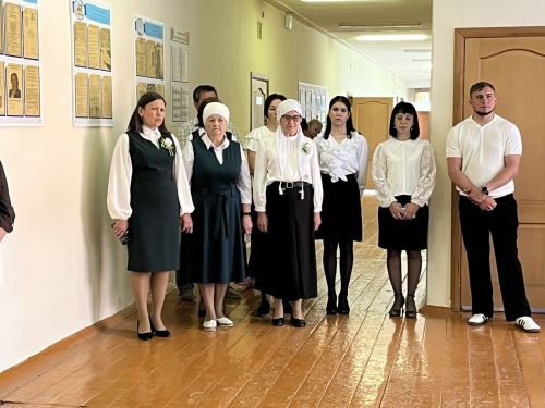 Батырларны көрәш тудыра: Мәчкәрә мәктәбендә мемориаль такта ачылды, Герой партасы куелды