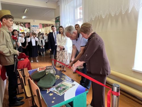 Батырларны көрәш тудыра: Мәчкәрә мәктәбендә мемориаль такта ачылды, Герой партасы куелды