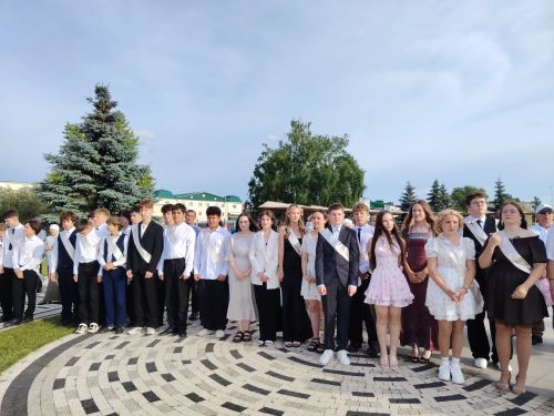 Шаг во взрослую жизнь: в Кукморе чествовали выпускников 9-х классов