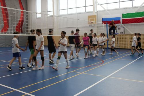 Молодежь выбирает спорт: в центре «Ялкын» состоялся волейбольный турнир