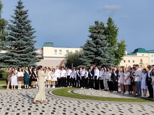 Шаг во взрослую жизнь: в Кукморе чествовали выпускников 9-х классов