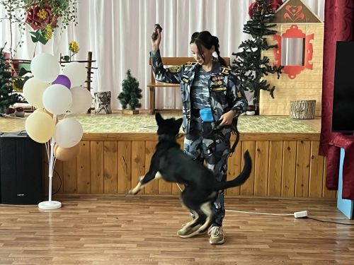 Мәчкәрә урта мәктәбе укучылары булачак кинолог белән очрашты