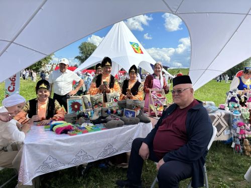 Кукмарада Сабантуй халыкны бер мәйданга туплады