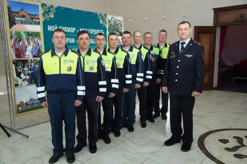 Юллар тәртип ярата: Кукмара районы Дәүләт автоинспекциясе хезмәткәрләре һөнәри бәйрәмнәрен билгеләп үтә