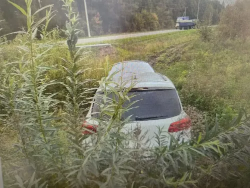 В Кукморском районе автомобиль после съезда с дороги врезался в опору ЛЭП