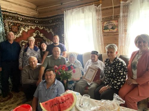 Үрнәк гаилә: Олыязда яшәүче Хәниф Гобәйдуллин 90 яшен билгеләп үтте