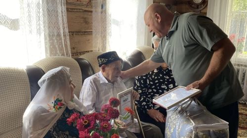Үрнәк гаилә: Олыязда яшәүче Хәниф Гобәйдуллин 90 яшен билгеләп үтте