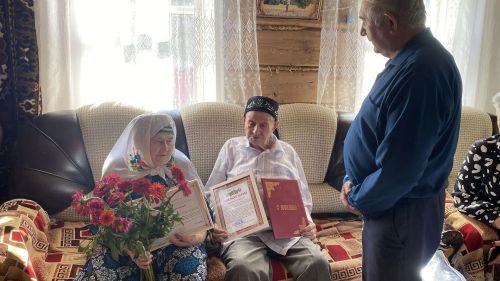 Үрнәк гаилә: Олыязда яшәүче Хәниф Гобәйдуллин 90 яшен билгеләп үтте
