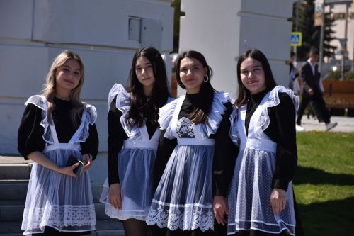 В Кукморе выпускники станцевали вальс