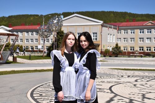 В Кукморе выпускники станцевали вальс