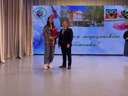Кукмарада медицина хезмәткәрләре һөнәри бәйрәмнәрен билгеләп үтте