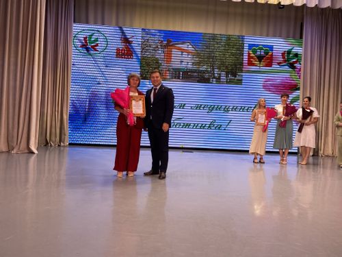 Кукмарада медицина хезмәткәрләре һөнәри бәйрәмнәрен билгеләп үтте