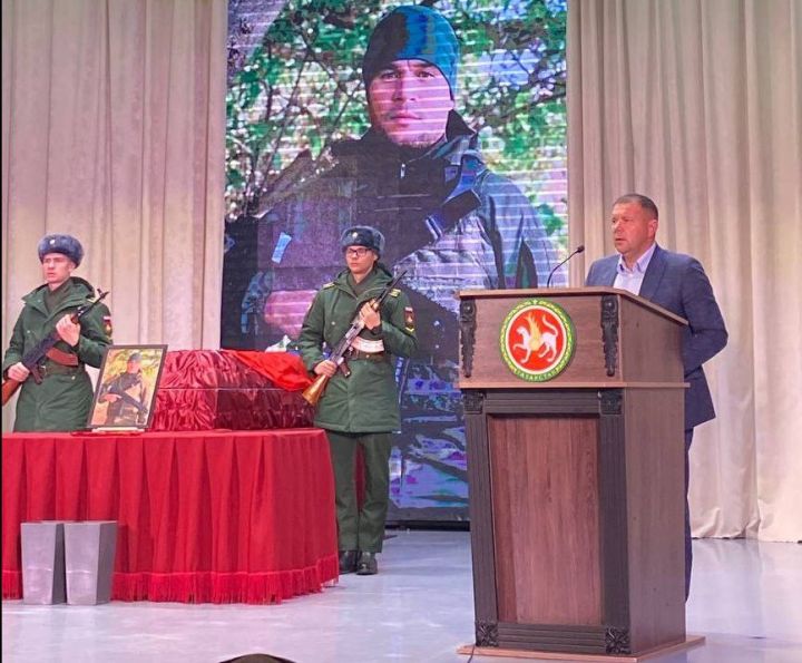 В Кукморе проводили героя