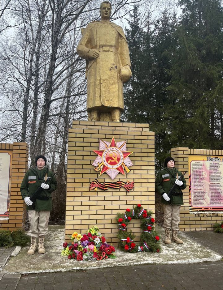 Нырья авыл җирлегендә Билгесез солдат һәйкәленә чәчәкләр салынды