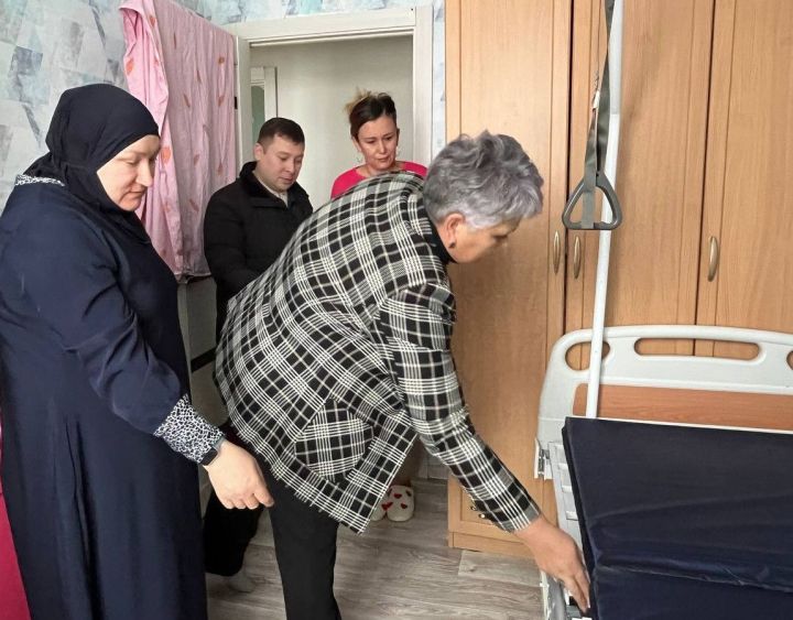 Депутатская помощь: Семье Мансуровых из Кукмора подарили кровать для ухода за лежащим больным