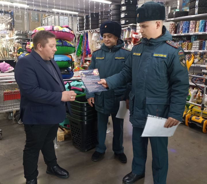 Между пожаром и салютом: В Кукморе проверены точки продажи пиротехники