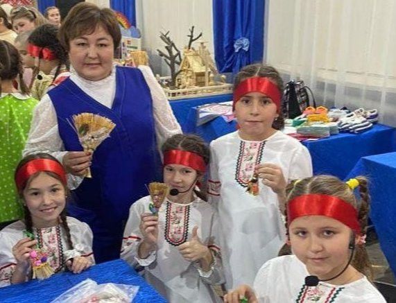 Кукмарадан Земфира Ямалова үзе эшләгән коллектив белән берлектә төрле милли проектларны тормышка ашыра