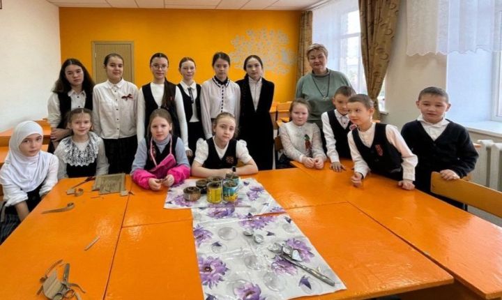 Учащиеся Кукморской средней школы №4 изготовили окопные свечи из вторсырья