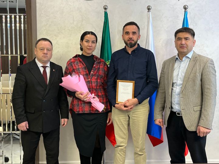Кукмарада яшь гаиләгә торак шартларын яхшырту өчен сертификат тапшырылды