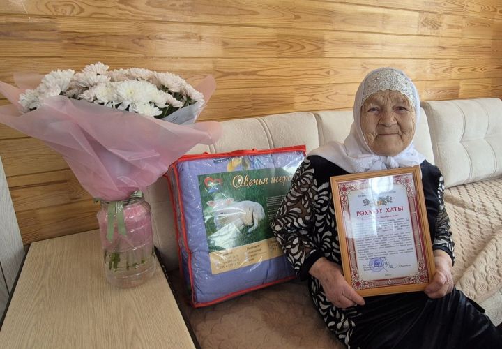 Зур Сәрдек авылыннан Сания Вилданова 90 яшьлек юбилеен билгеләп үтә