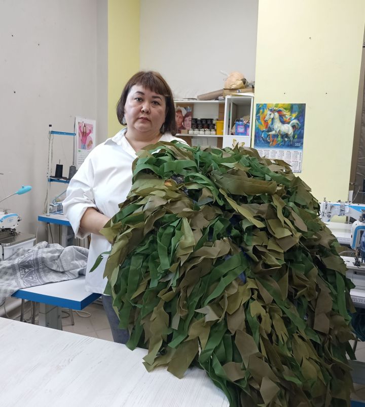 Йөрәк җылысын җепкә тезеп: Кукмарадан Айслу Рассохина махсус хәрби операциядә катнашучыларга ярдәм итә