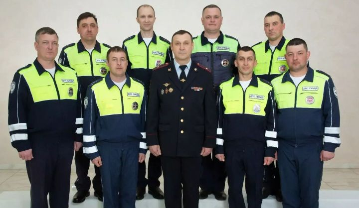 Юллар тәртип ярата: Кукмара районы Дәүләт автоинспекциясе хезмәткәрләре һөнәри бәйрәмнәрен билгеләп үтә
