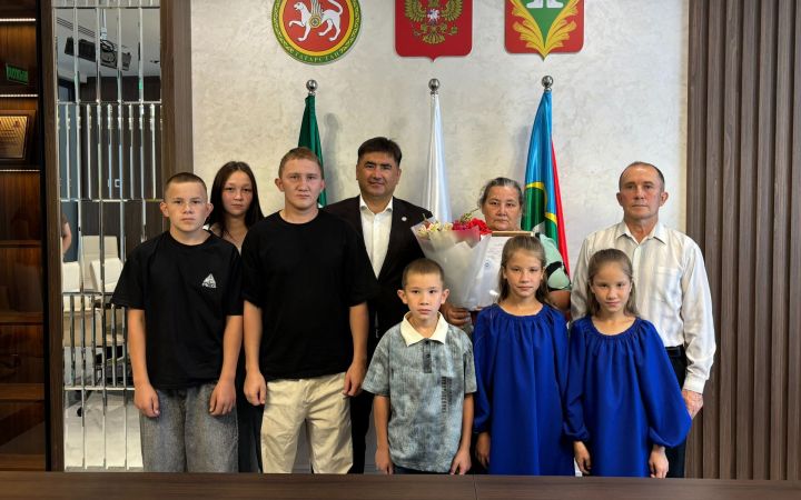 Кукмарада күпбалалы гаиләләргә торак сертификатлары тапшырылды