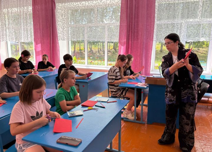 «Энҗе бөртекләре» телләр өйрәнә: Мәчкәрә лагеренда балалар чит телләр серләренә төшенә