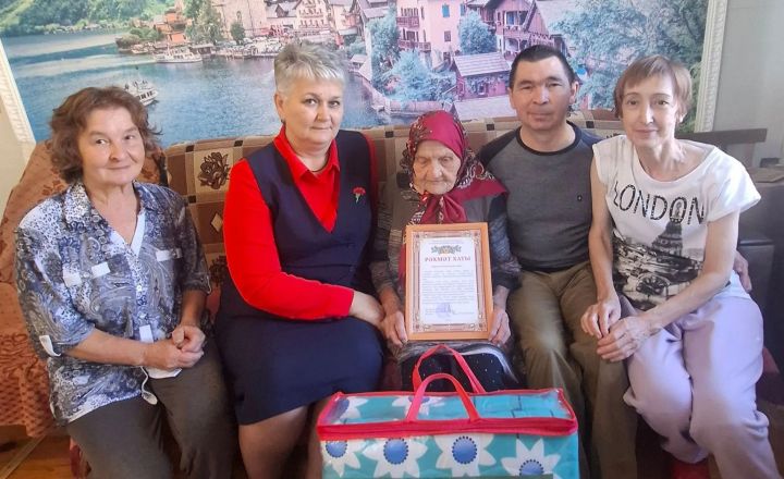 90-летний юбилей отметила жительница Кукмора Лайля Зиганшина