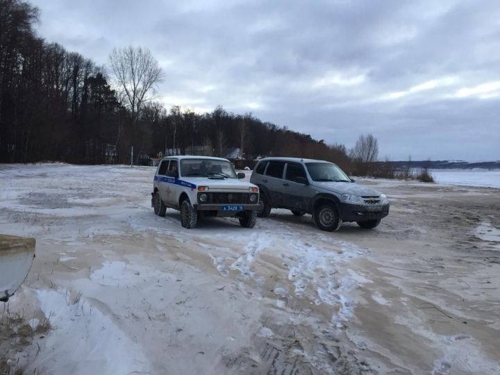 В Татарстане на глазах у женщины мужчина провалился под лед (фото)