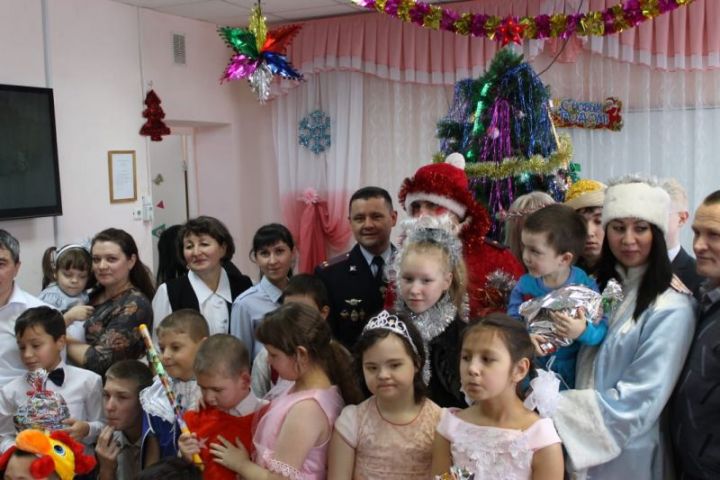 Фото: Полицейский Дед Мороз посетил воспитанников реабилитационного центра «Милосердие» в Кукморе