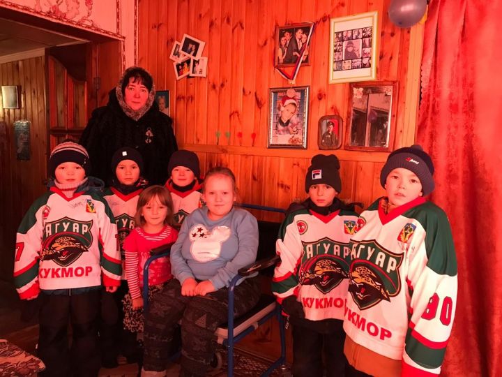 Фото: Юные хоккеисты Кукмора посетили ребенка с ограниченными возможностями Рамилю Тимергалиеву